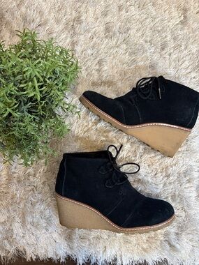 EUC TOM’S Black Suede Wedge Ankle Boots 7.5